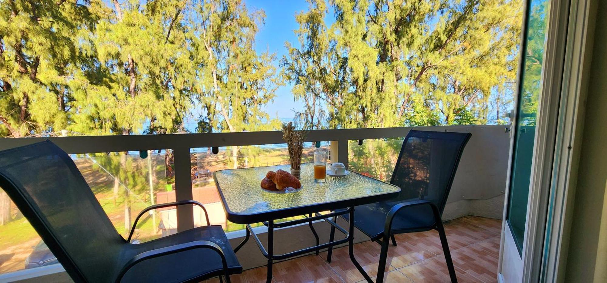 Phoenix Beach Apartments Sea View Flic-en-Flacq Eksteriør billede