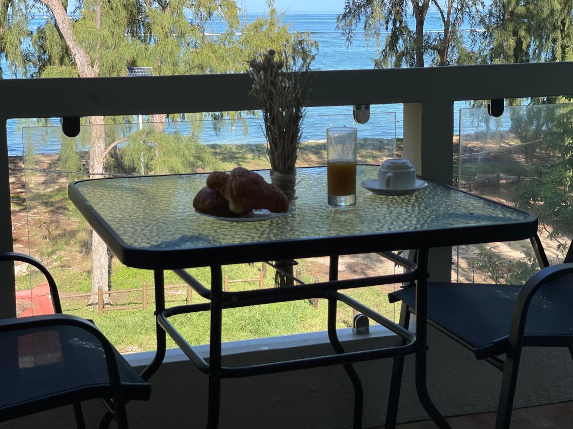 Phoenix Beach Apartments Sea View Flic-en-Flacq Eksteriør billede